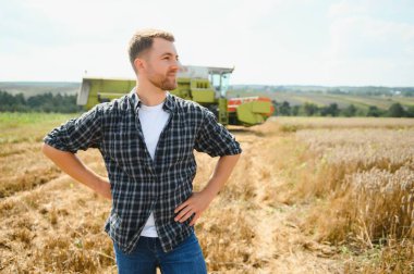 Tablet konumu önünde olan yakışıklı bir çiftçi hasat hasat alanında sırasında birleştirmek