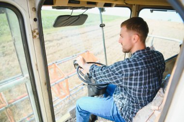 Çiftçi hasat kırpma ve birleştirme sürüş