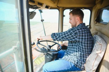 Çiftçi hasat kırpma ve birleştirme sürüş