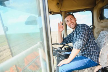 Çiftçi hasat kırpma ve birleştirme sürüş