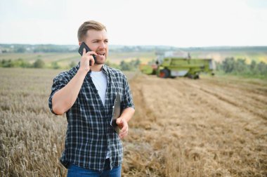 Yaz aylarında hasat sırasında buğday alanında genç çiftçi.