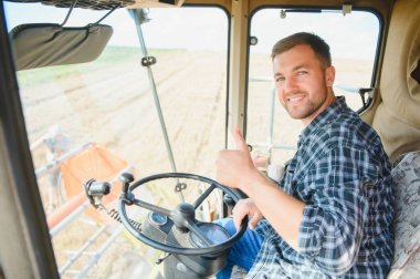 Çiftçi hasat kırpma ve birleştirme sürüş