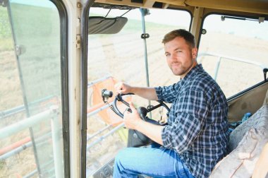 Çiftçi hasat kırpma ve birleştirme sürüş