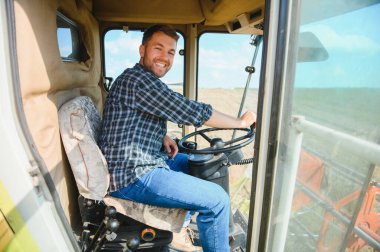 Çiftçi hasat kırpma ve birleştirme sürüş