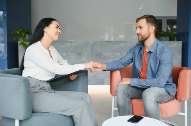 Psikoterapi seansında psikologa oturan üzgün alkolik adam, üzgün, alkolik adam bağımlılığı, alkolizm konsepti. Sosyal hizmet, psikoloji hastası.