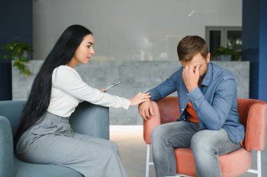 Psikoterapi seansında psikologa oturan üzgün alkolik adam, üzgün, alkolik adam bağımlılığı, alkolizm konsepti. Sosyal hizmet, psikoloji hastası.
