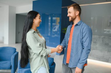 İş ortaklarının iş merkezinde toplanması