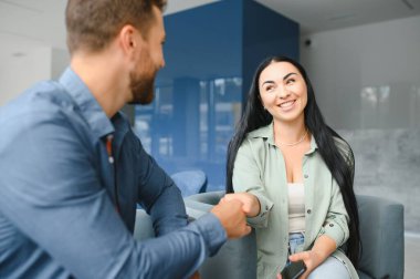Ofis lobisinde toplantı iş ortakları.