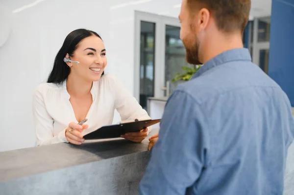 Excelente Servicio Agradable Mujer Amable Hablando Con Cliente Mientras Está — Foto de Stock