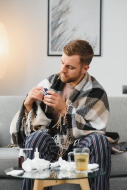 Oksijen doygunluğunu ve virüs belirtilerini kontrol etmek için nabız basıncını ölçerken hastaların elindeki oksimetreyi kapat. Hasta yetişkin, sağlık hizmetleri için aygıt kullanıyor