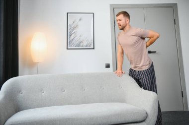 Yakışıklı adam evde sırt ağrısı acı