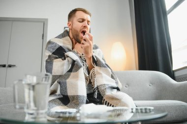 Genç adam boğaz ağrısı çekiyor..