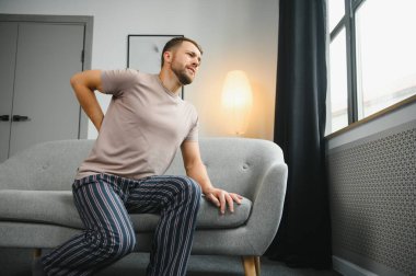Yakışıklı adam evde sırt ağrısı acı