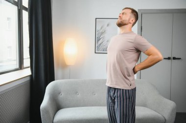 Yakışıklı adam evde sırt ağrısı acı