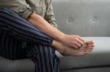 Ayak ısırmasından kaynaklanan mantar ayağı kaşıntısı.