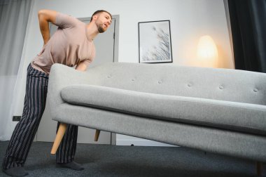 Yakışıklı adam evde sırt ağrısı acı