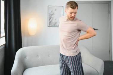 Yakışıklı adam evde sırt ağrısı acı