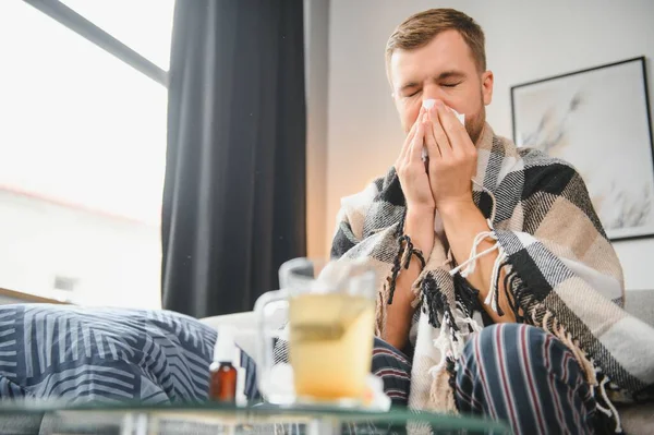 Homem Doente Senta Casa Num Sofá Cinzento Com Cobertor Doença — Fotografia de Stock