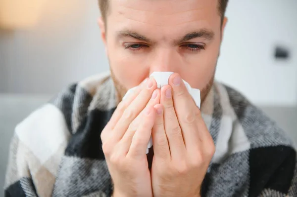 Anak Muda Yang Menderita Flu Dan Flu Biasa Atau Alergi — Stok Foto