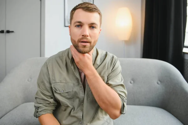 Halsschmerzen Männer Mit Nackenschmerzen Häuslichen Bereich Gesundheitliche Probleme — Stockfoto