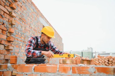 İnşaat mason işçi çimento tuğla açık havada mala macun bıçak ile yükleme