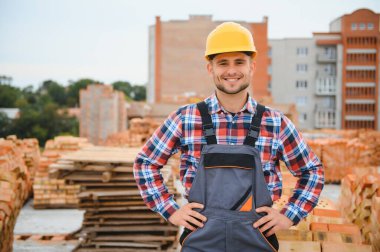 İnşaat mason işçi çimento tuğla açık havada mala macun bıçak ile yükleme