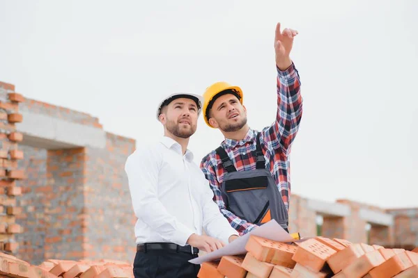 Statiker Und Vorarbeiter Diskutieren Planen Arbeiten Für Die Außenbaustelle — Stockfoto