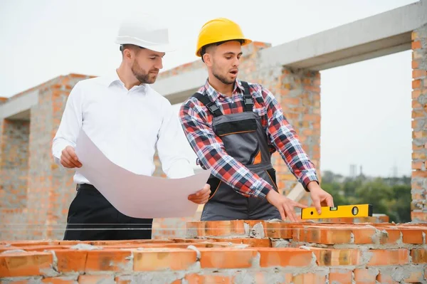 Ingenieur Und Bauunternehmer Harthüten Diskutieren Bauplan Auf Baustelle — Stockfoto