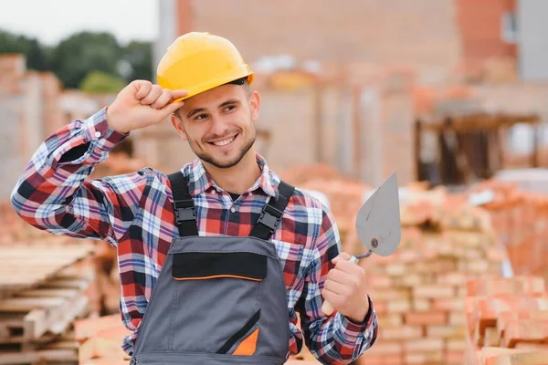 Gul Färgad Hatt Ung Man Som Arbetar Uniform Vid Bygget — Stockfoto