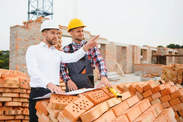 Ingenieur Und Bauunternehmer Harthüten Diskutieren Bauplan Auf Baustelle — Stockfoto