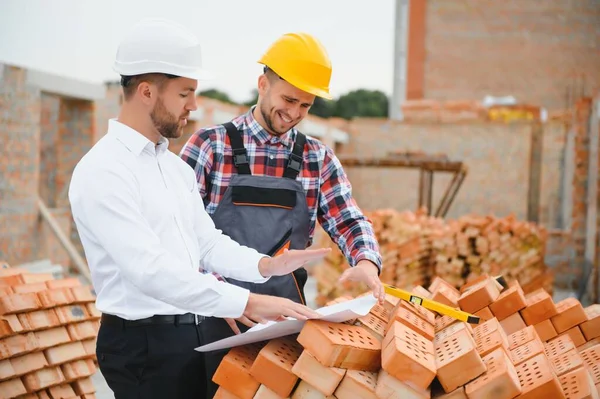 Ingenieur Und Bauunternehmer Harthüten Diskutieren Bauplan Auf Baustelle — Stockfoto