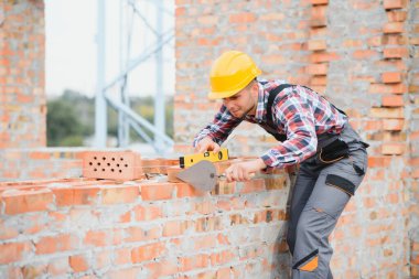 İnşaat mason işçi çimento tuğla açık havada mala macun bıçak ile yükleme