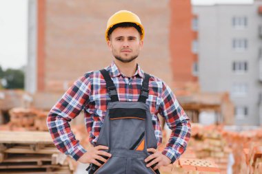 İnşaat mason işçi çimento tuğla açık havada mala macun bıçak ile yükleme