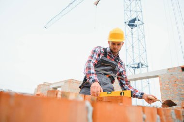 İnşaat mason işçi çimento tuğla açık havada mala macun bıçak ile yükleme