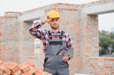 İnşaat mason işçi çimento tuğla açık havada mala macun bıçak ile yükleme