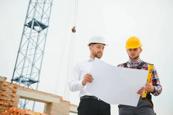 Ingeniero Constructor Sombreros Duros Discutiendo Plano Sitio Construcción — Foto de Stock