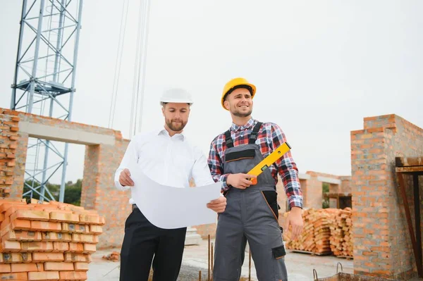 Ingenieur Und Bauunternehmer Harthüten Diskutieren Bauplan Auf Baustelle — Stockfoto