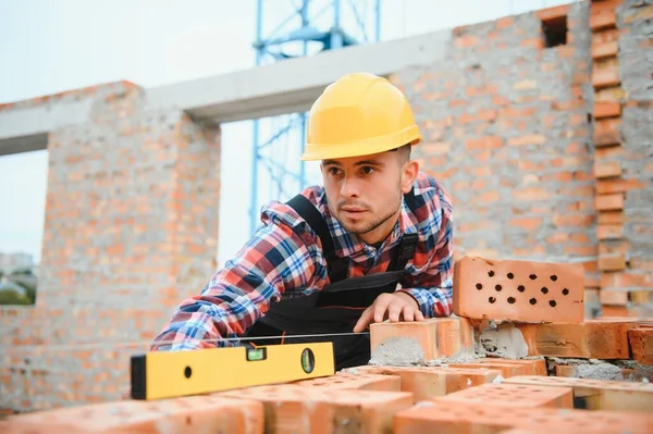 Gul Färgad Hatt Ung Man Som Arbetar Uniform Vid Bygget — Stockfoto