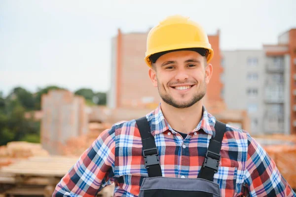 Chapéu Duro Cor Amarela Jovem Que Trabalha Uniforme Construção Durante — Fotografia de Stock
