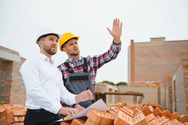 Ingenieur Und Bauunternehmer Harthüten Diskutieren Bauplan Auf Baustelle — Stockfoto