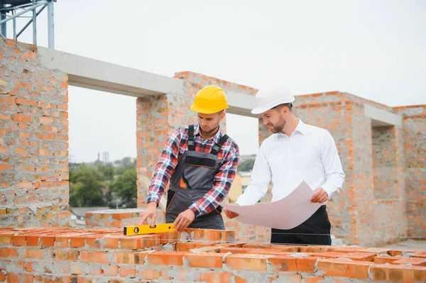 Statiker Und Vorarbeiter Diskutieren Planen Arbeiten Für Die Außenbaustelle — Stockfoto