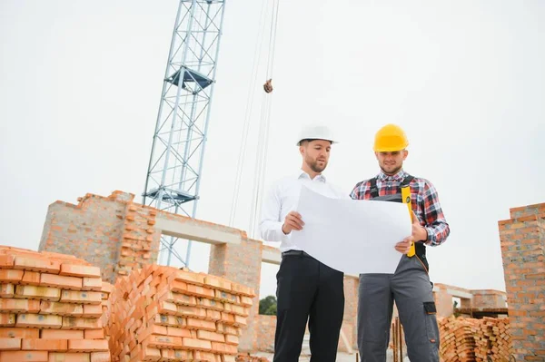 Structural Engineer Foreman Worker Discuss Plan Working Outdoors Building Construction — Stock Photo, Image