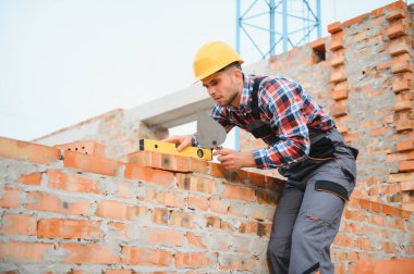 İnşaat mason işçi çimento tuğla açık havada mala macun bıçak ile yükleme