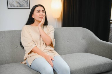 Genç kadın evde diş ağrısı acı.