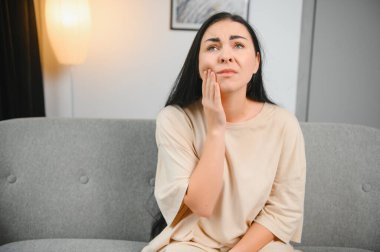 Genç kadın evde diş ağrısı acı.