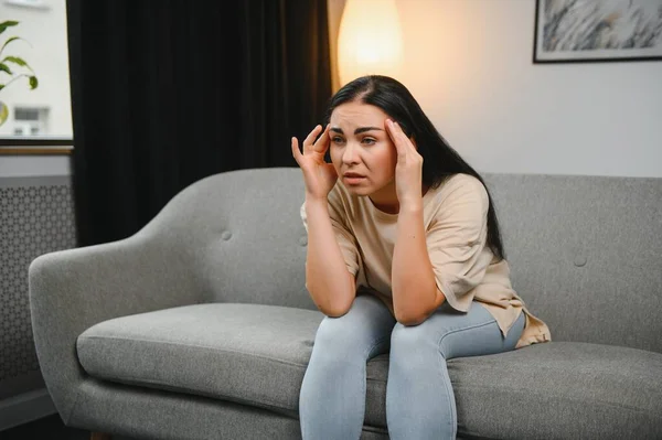 Menina Segurando Cabeça Mulher Tem Uma Dor Cabeça Triste Fêmea — Fotografia de Stock