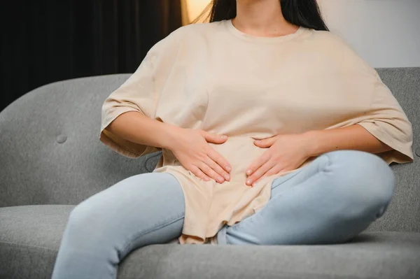Adet Sancısı Midesi Ağrıyan Bir Kadın Evde Adet Sancısı Endometriyozis — Stok fotoğraf