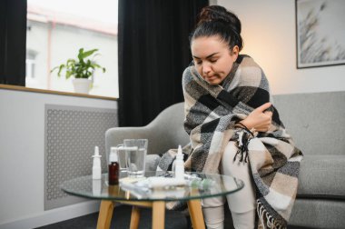 Evde koltukta oturan genç hasta kadın