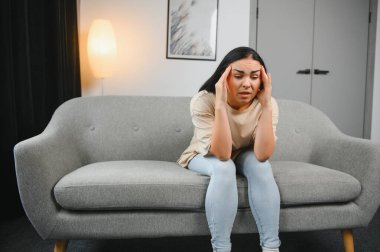 Alnına dokunan üzgün, yorgun, genç bir kadın baş ağrısı ya da depresyon geçiriyor. Sıkıntılı, sıkıntılı bir kız.