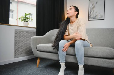 Depresif genç kadın evde kanepe